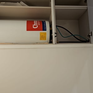 דוד שמש מותקן בארון עם צינורות מחוברים