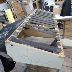 מסגרת עץ עם רצועות שחורות לריפוד