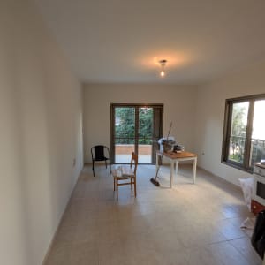 חדר ריק עם קירות צבועים ורצפה נקייה