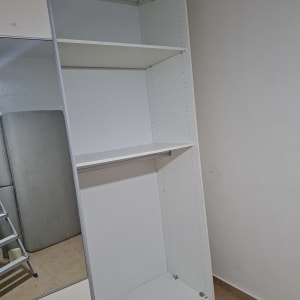 ארון פתוח עם מדפים בחדר ריק