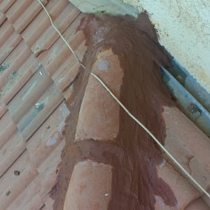 תיקון גג עם חומר איטום על רעפים