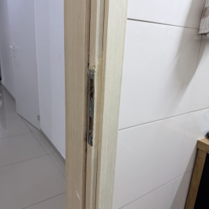 תקריב של דלת עם צירים וחלקי עץ