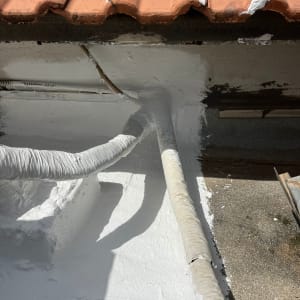 צינורות אטומים בחומר לבן על גג רעפים