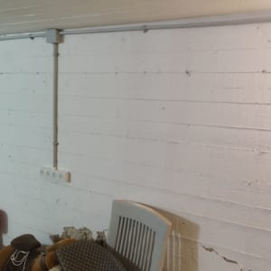 שקע חשמל על קיר עם צינור חוטים