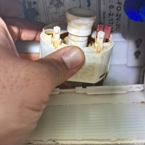 יד מחזיקה חלק פלסטיק במערכת אינסטלציה