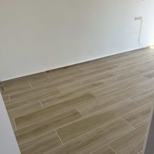 רצפת עץ חדשה בחדר ריק לאחר שיפוץ