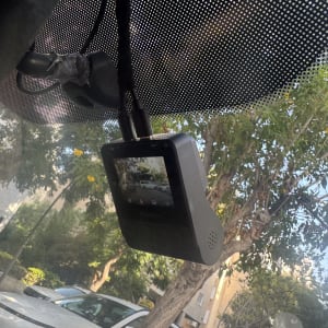 מצלמת רכב מותקנת על שמשת רכב