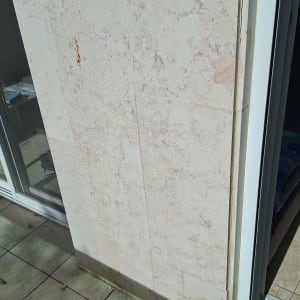 קיר ורצפה עם אריחים, ללא אנשים או טקסט.