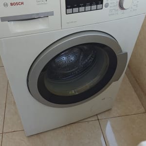 מכונת כביסה בוש עם כבל חשמל על הרצפה