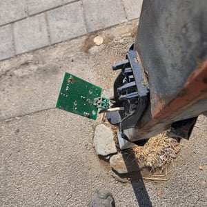 מעגל חשמלי ותשתית על עמוד ברחוב