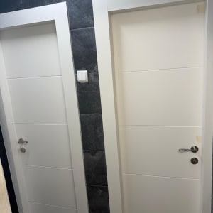 שתי דלתות לבנות מותקנות על קיר כהה