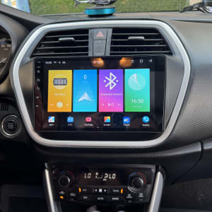 מערכת מולטימדיה ברכב עם מסך מגע ותצוגת אפליקציות