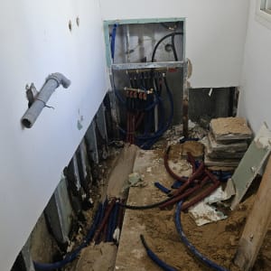 חדר עם צינורות חשופים ועבודות אינסטלציה
