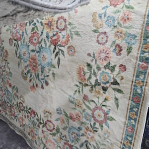 שטיח פרחוני צבעוני תלוי לייבוש