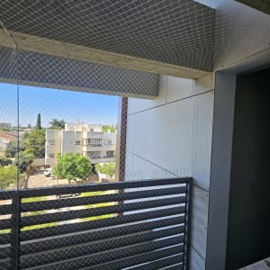 רשת למניעת כניסת יונים במרפסת בניין