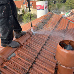 ניקוי גג רעפים עם מכונת שטיפה בלחץ מים