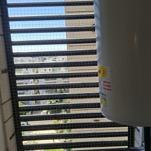 דוד שמש ומרפסת עם רשת הגנה