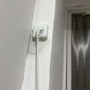 שקע חשמלי עם כבל מחובר לקיר לבן