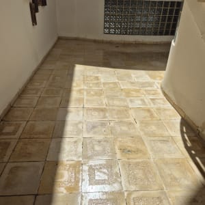 רצפה מרוצפת עם שכבת איטום מבריקה