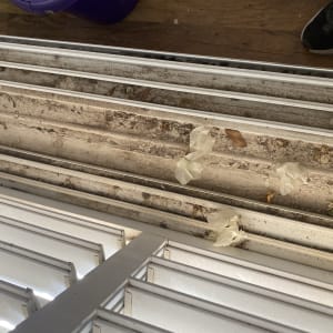 מסילה מלוכלכת עם עלים יבשים ולכלוך