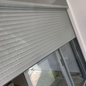 תריס וחלון עם סימני מים וניקוי