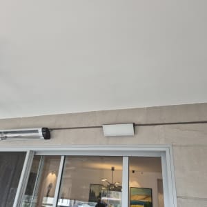 תנור חימום מותקן על קיר חיצוני