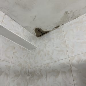 נזק מים בתקרה עם אריחי קרמיקה