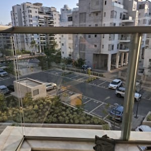 נוף עירוני עם מרפסת זכוכית ומגב לניקוי