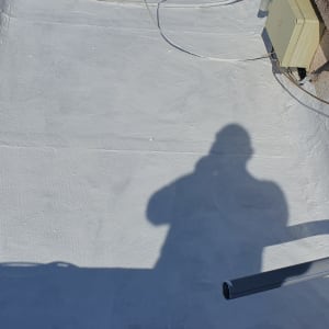 גג אטום בלבן עם צל של אדם