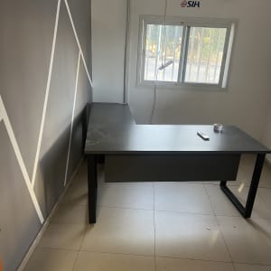 שולחן ריק עם גליל דבק על הרצפה