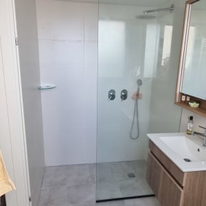 מקלחון זכוכית בחדר אמבטיה מודרני