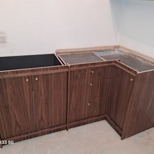 ארונות מטבח מעץ כהה ללא משטח עבודה