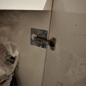 תמונה של מנעול דלת ארון עם תיקונים
