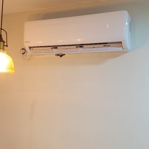 מזגן מותקן על קיר עם תאורה לידו