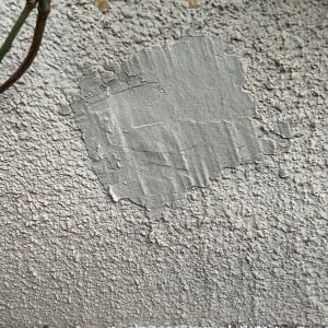 תיקון טיח על קיר חיצוני