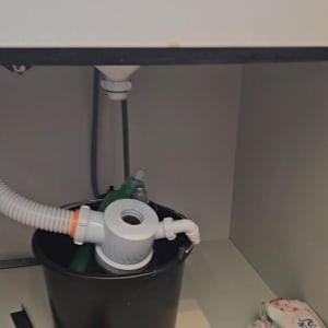 צינור וניקוז מתחת לכיור במטבח