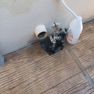 צינור מים עם ברז וחיבור לבקבוק פלסטיק