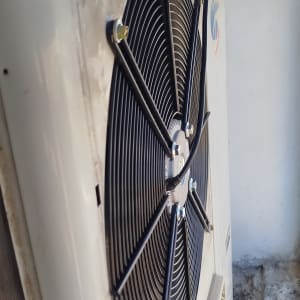 יחידת מיזוג אוויר עם מאוורר מותקן על קיר חיצוני