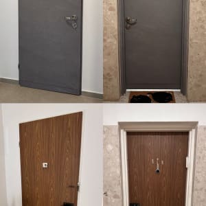 דלתות בציפוי עץ ואפור במסדרון