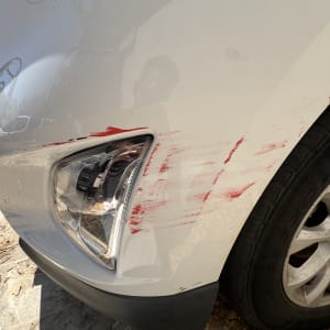 פגוש רכב עם שריטות אדומות בצד