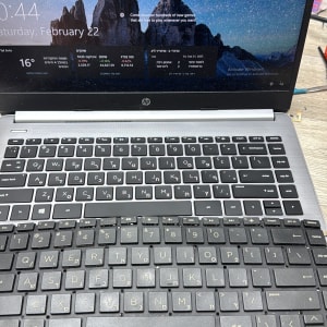 מחשב נייד עם מקלדת מנותקת על שולחן עבודה