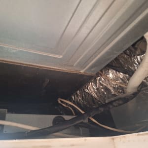 בדיקת יחידת מיזוג מיני מרכזי וטיפול בנזילת מים בפתרון שירות בתקרה