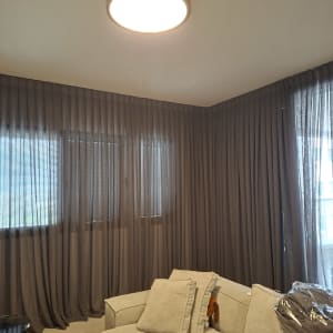 וילונות כהים תלויים בחדר מגורים עם ספה