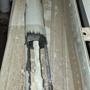 גוף חימום עם אבנית על משטח מתכת