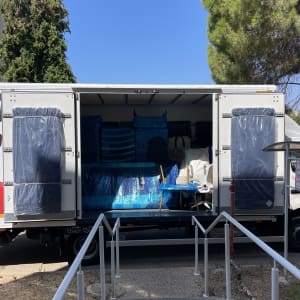 משאית פתוחה עם רהיטים עטופים בניילון