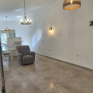 קירות צבועים בלבן עם תאורה תלויה