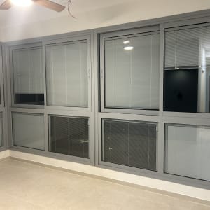 חלונות עם תריסים פנימיים בחדר נקי ומואר