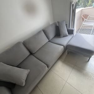 ספה אפורה ליד מרפסת עם כיסא