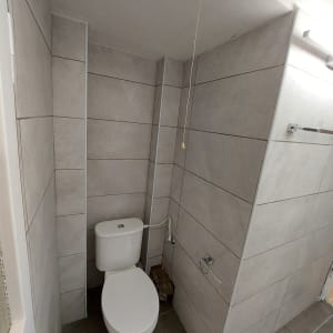 קירות צבועים בלבן בחדר שירותים קטן