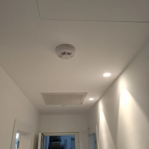 תקרה עם גלאי עשן ותאורה שקועה